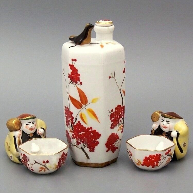 Фарфоровый графин с двумя чашками Забава, автор Л. Лебединская, ЛФЗ 1950-60 гг. https://www.dvaveka.ru/