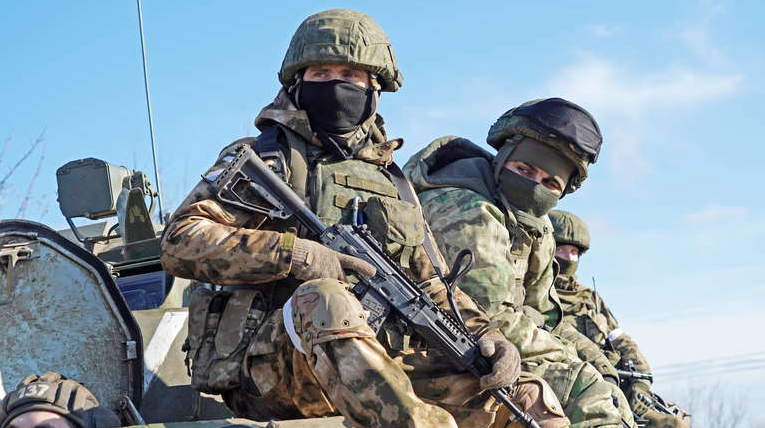 Российские солдаты сидят на танке в Херсонской области. (Архивное фото) © Андрей Рубцов/Imago