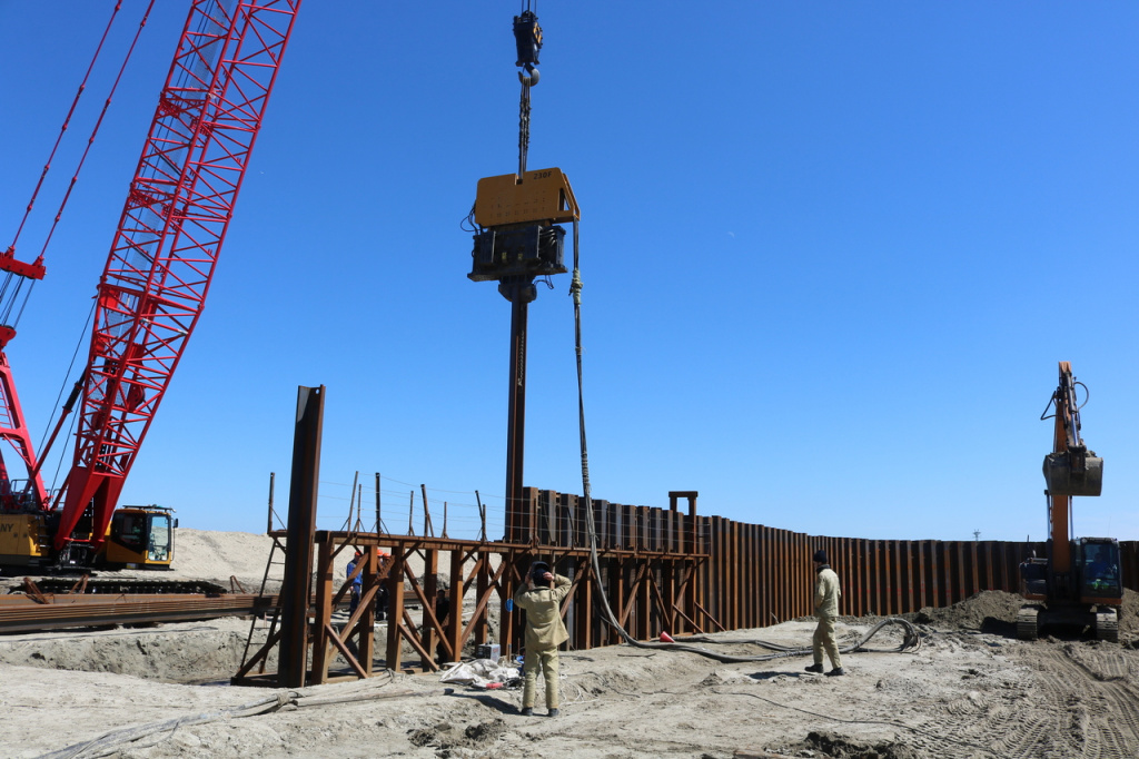 При Багаевском гидроузле идет устройство котлована под водосбросную ...
