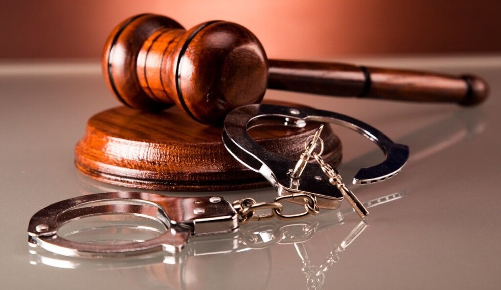 В Твери на 2 месяца взяли под стражу подозреваемую в убийстве отца