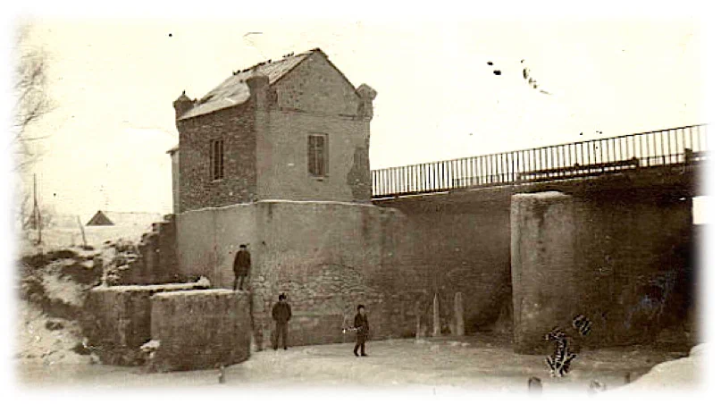 Вот так когда-то выглядела Перекоповская гидроэлектростанция на реке Кобылья Снова. Построена она была в 1953-1955 годах.