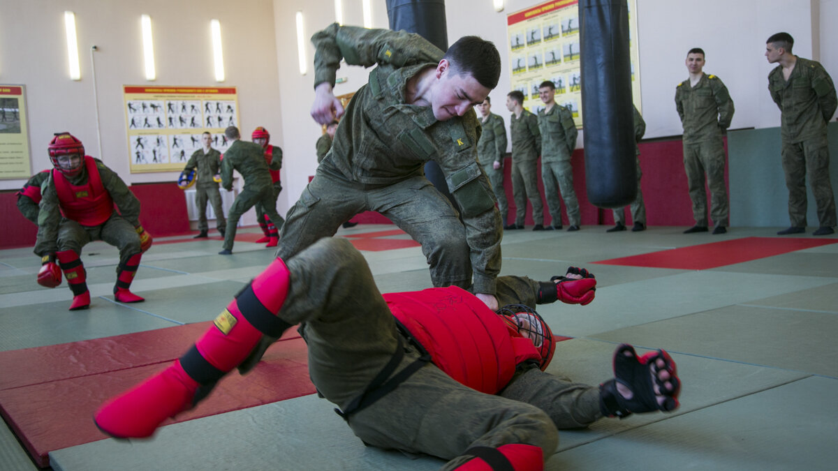     За хорошее поведение военнослужащий отделался отправкой в дисциплинарную воинскую часть после избиения сослуживца в Ростовской области, такое решение принял Новочеркасский гарнизонный суд.