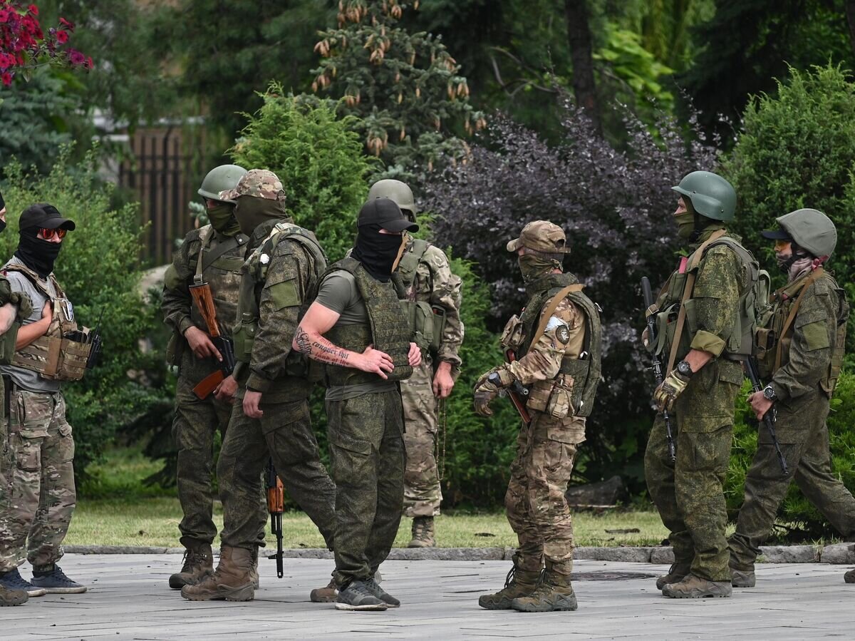    Бойцы ЧВК "Вагнер" на улице Ростова-на-Дону© РИА Новости / Сергей Пивоваров