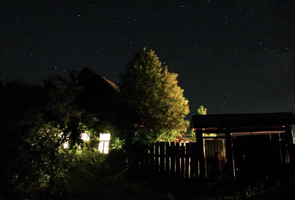 Ночь в деревне фото. Ночь в деревне. Ночная деревня. Деревенский дом ночью. Летняя ночь в деревне.