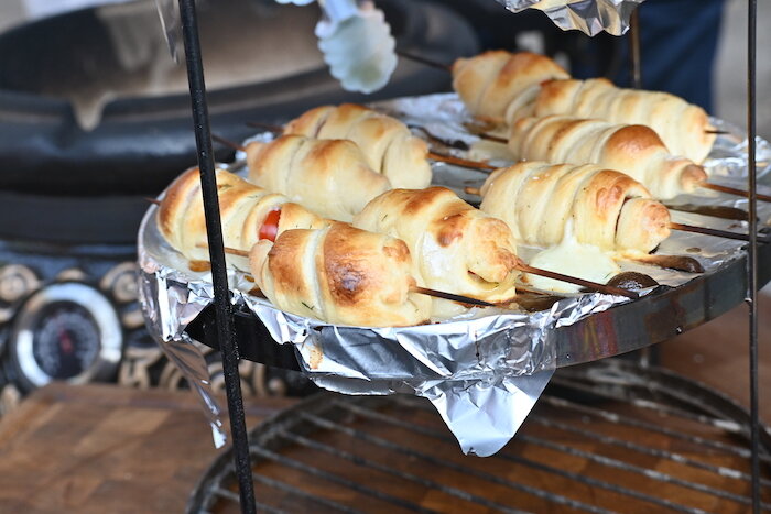 Шашлычки из сулугуни и помидоров черри, запеченные в слоеном тесте