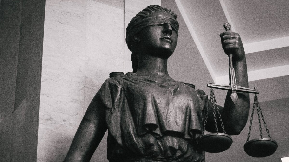     Верховный суд встал на сторону жителя Волгограда в прениях с ЦУМ. Волгоградец смог купить вещи на сайте ЦУМа в 846 раз дешевле их реальной цены, но продавец отказался отправлять заказ, объяснив «скидки» сбоем системы.