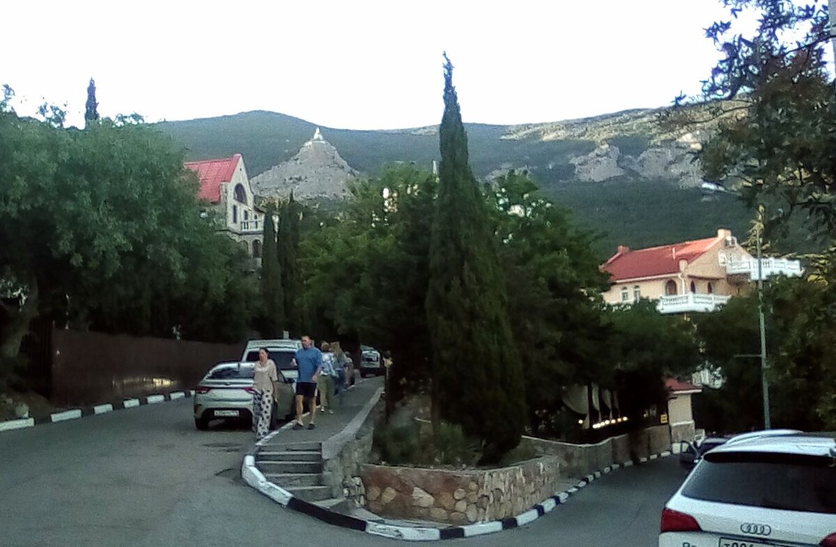 Поселок Форос . На фото видна Форосская церковь на утесе. Фото автора.