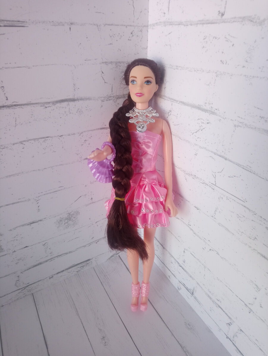 Розовое платье из шелковистой ткани и серебристое колье. Что б надеть колье, нужно снять голову кукле, никто из моих кукол на такое не согласен, да и платье им не понравилось. Демонстрирует этот комплект кукла-няня.