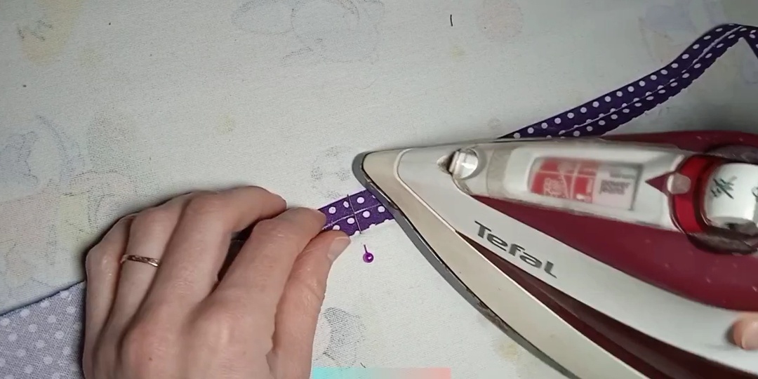 Увидела цены на косую бейку в магазине, теперь делаю её сама из квадрата. Делюсь лëгким способом