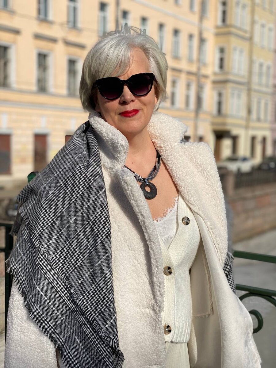 Трикотажные брюки с сайта H&M (Германия)1600 р., топ с сайта C&A (Германия) 550 р., кардиган с сайта LIDL (Германия) 2600 р., "меховое" пальто с сайта C&A (Германия) 16000 р. 