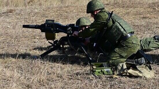     Военнослужащие общевойсковой армии ВВО упражнялись в контрольных стрельбах из гранатомётов РПГ-7 и АГС 17 «Пламя» в Приморье. Суммарно они одолли около 100 вражеских целей.