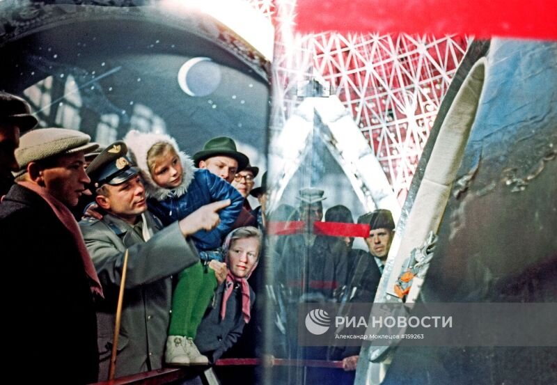 Ю.А. Гагарин с дочерью Еленой осматривает спускаемый аппарат «Востока» на ВДНХ. 1965. Фото РИА «Новости».