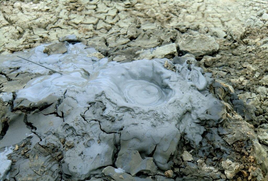 Грязевой вулкан затаился и ждет