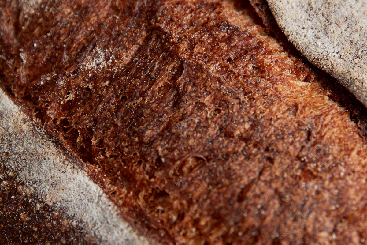 Толстая румяная корка — один из его характерных признаков. 