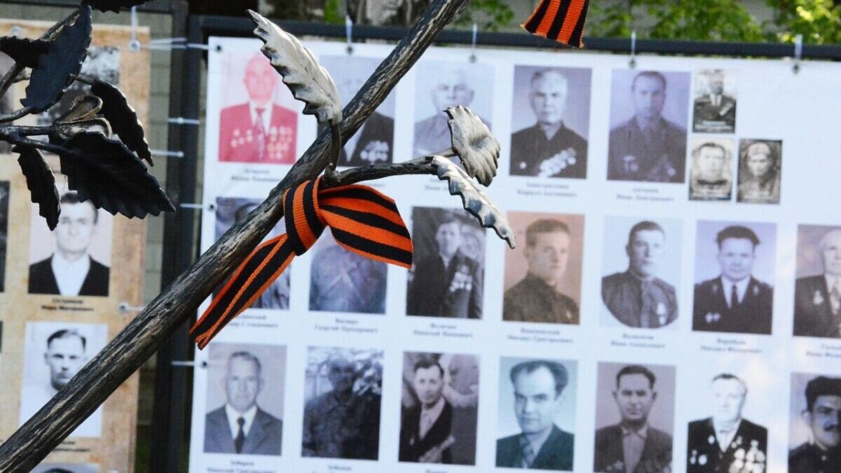     Председатель Думы Ставропольского края Николай Великдань во время еженедельного совещания объявил о начале патриотической акции «Георгиевская ленточка».