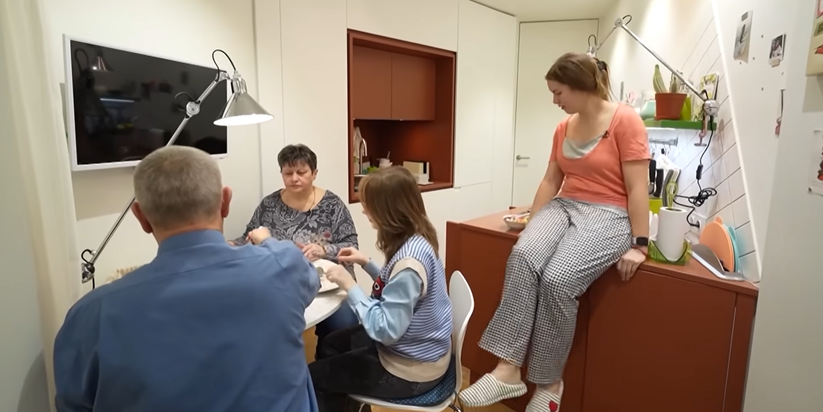 Cемья Поляковых с сайта программы peredelka.tv. Нет, необходимости сидеть на кухонном столе - нету, просто Даше - дочери супругов Поляковых так захотелось. 