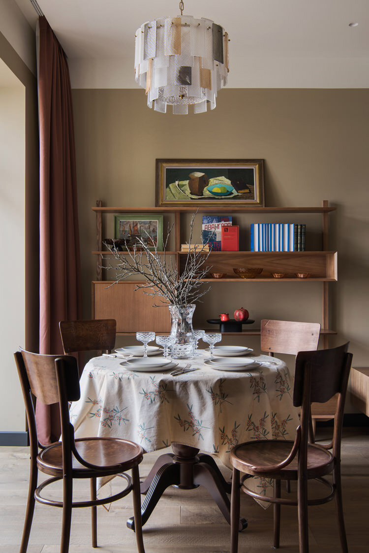 Московская квартира дизайнера Алисы Каштановой. Краска, Little Green. Напольное покрытие, Finex. Стол, DG Home. Стеллаж, «Этажерка». Cветильники, «Омнилюкс». Шторы, Angey_decor. Декор, MOON Stores. Живопись — малоизвестные европейские художники рубежа XIX и XX и семейные наброски.