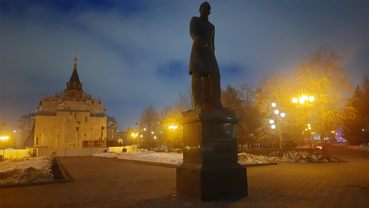 Памятник Александру II и Александро-Невская церковь.