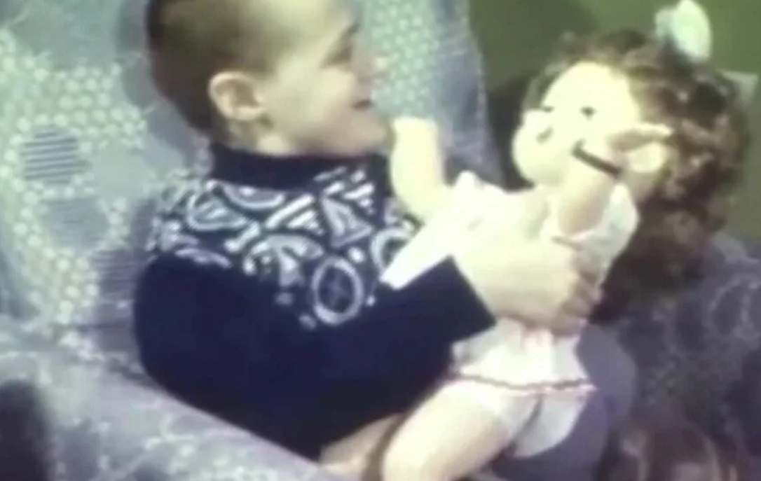 неприличное поведение. за гранью держала дочь в сундуке. маша михалицына 2021. маша михалицына 1989. девочка маугли из брянска.