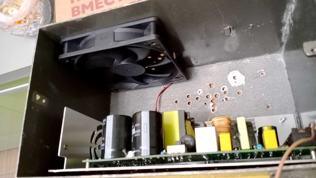 Вентилятор установлен на вытяжку сверху