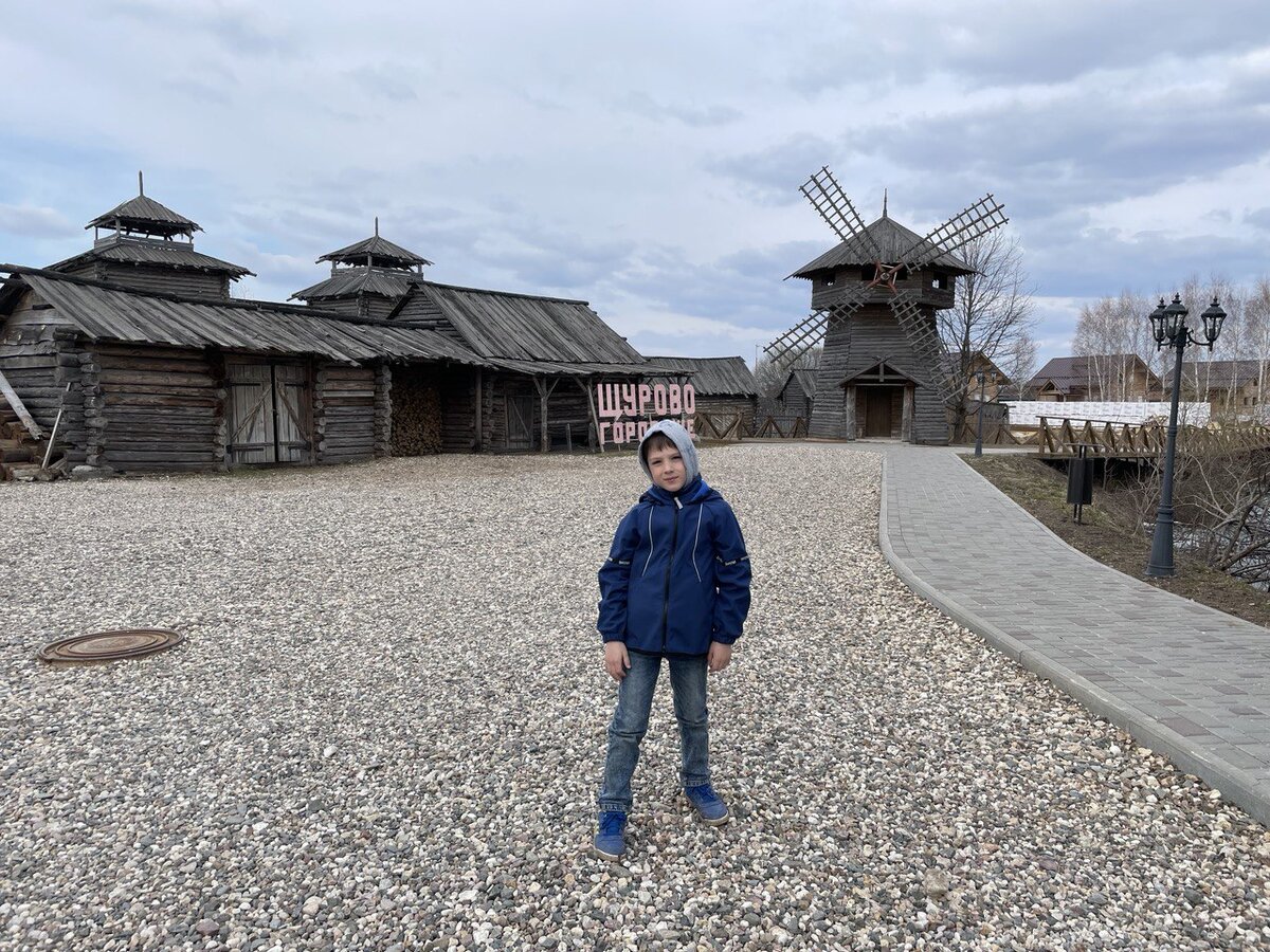 Обратите внимание на мельницу: сконструирована так, что лопасти не смогут вращаться.