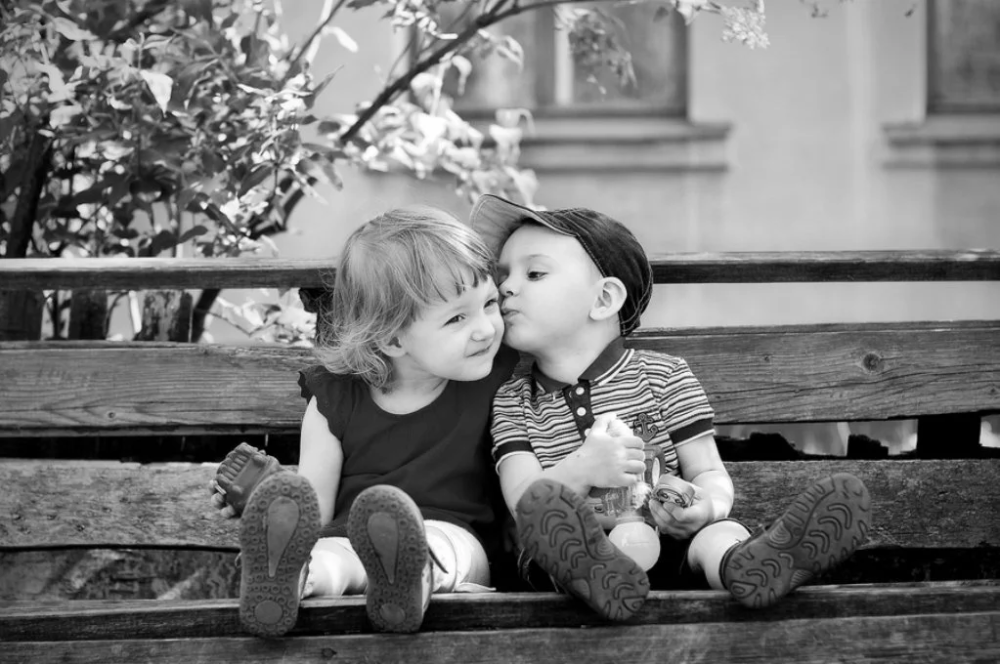Картинка любовь девочка. Детский поцелуй. Любовь к ребенку. Детская любовь поцелуи. Дети мальчик и девочка обнимаются.