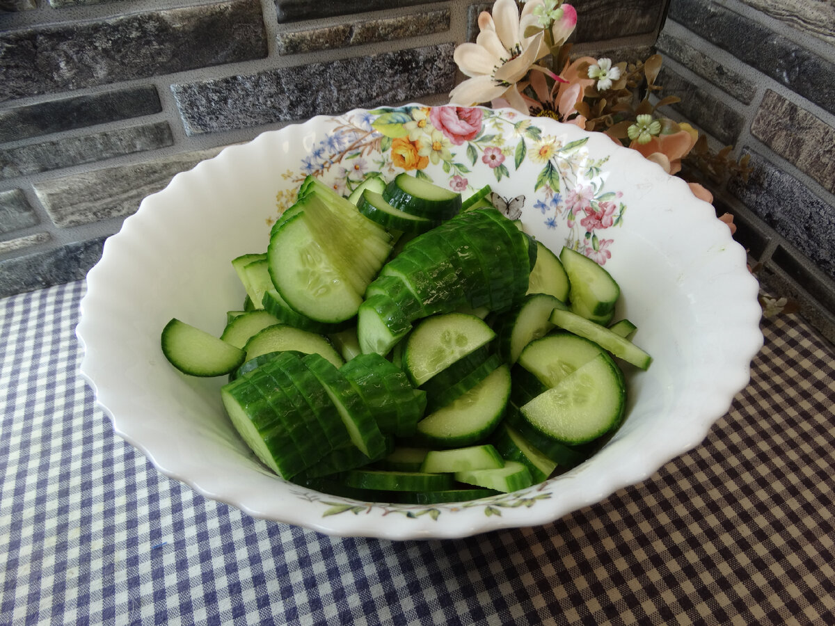 Весенний салат из редиски, огурцов и помидор | Готовим вкусно дома/  Кулинария/ Рецепты | Дзен