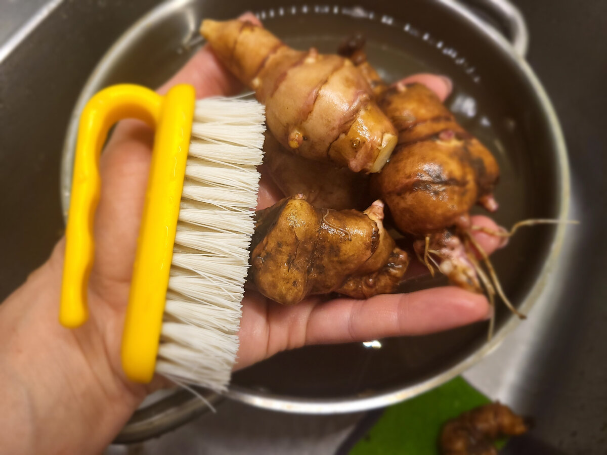 Самый лучший способ отмыть корявые клубни: замочить в воде на часок, а потом щёткой их, щёткой!