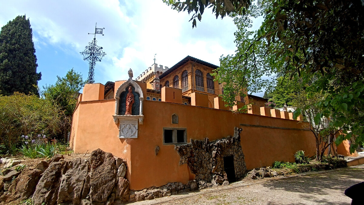 Вилла со стороны парка