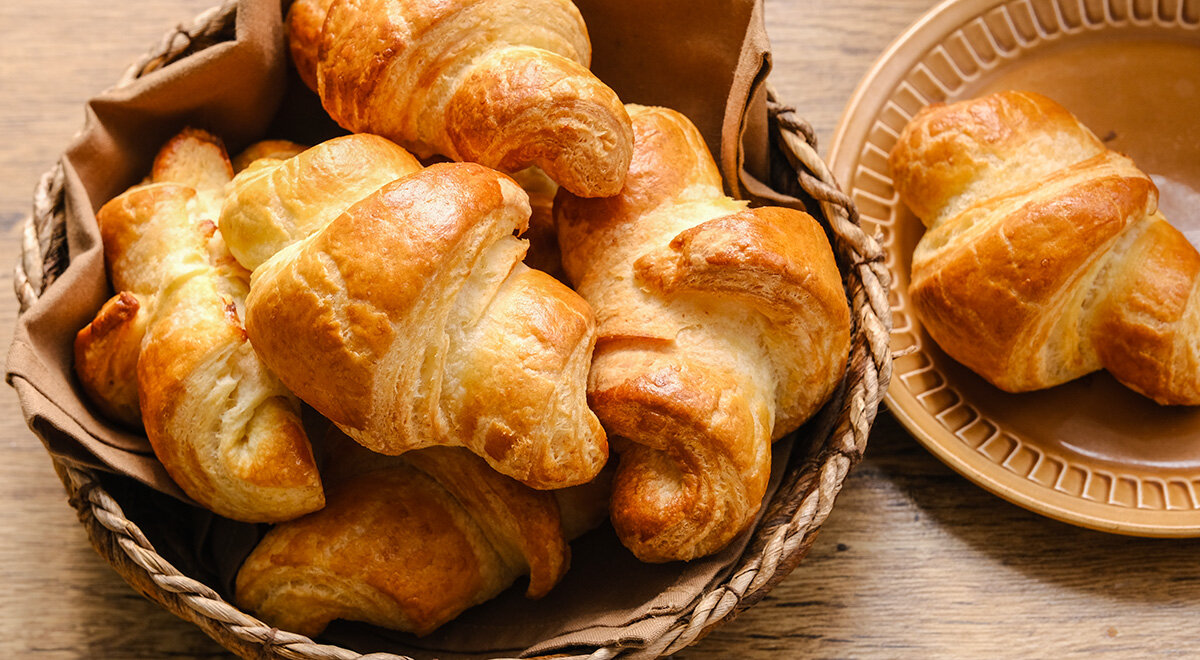 Хотя круассаны для большинства из нас ассоциируются с завтраком в Париже, относятся они к классу венской выпечки. Венской выпечкой пекари во всем мире называют изделия из сдобного дрожжевого теста, как правило – порционные. И происхождение у них тоже австро-венгерское, а вовсе не французское. А в нашей стране вот уже несколько лет круассаны – самое популярное хлебобулочное изделие в России.