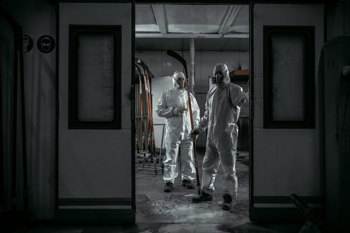 Как производят хоккейные клюшки: нанесение лакокрасочного покрытия