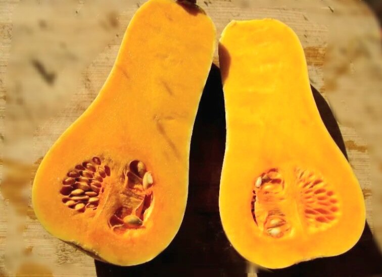 Тыкву моём, очищаем от семян и кожуры, для приготовления используем мякоть. Чем ярче и слаще тыква, тем вкуснее получится блюдо.