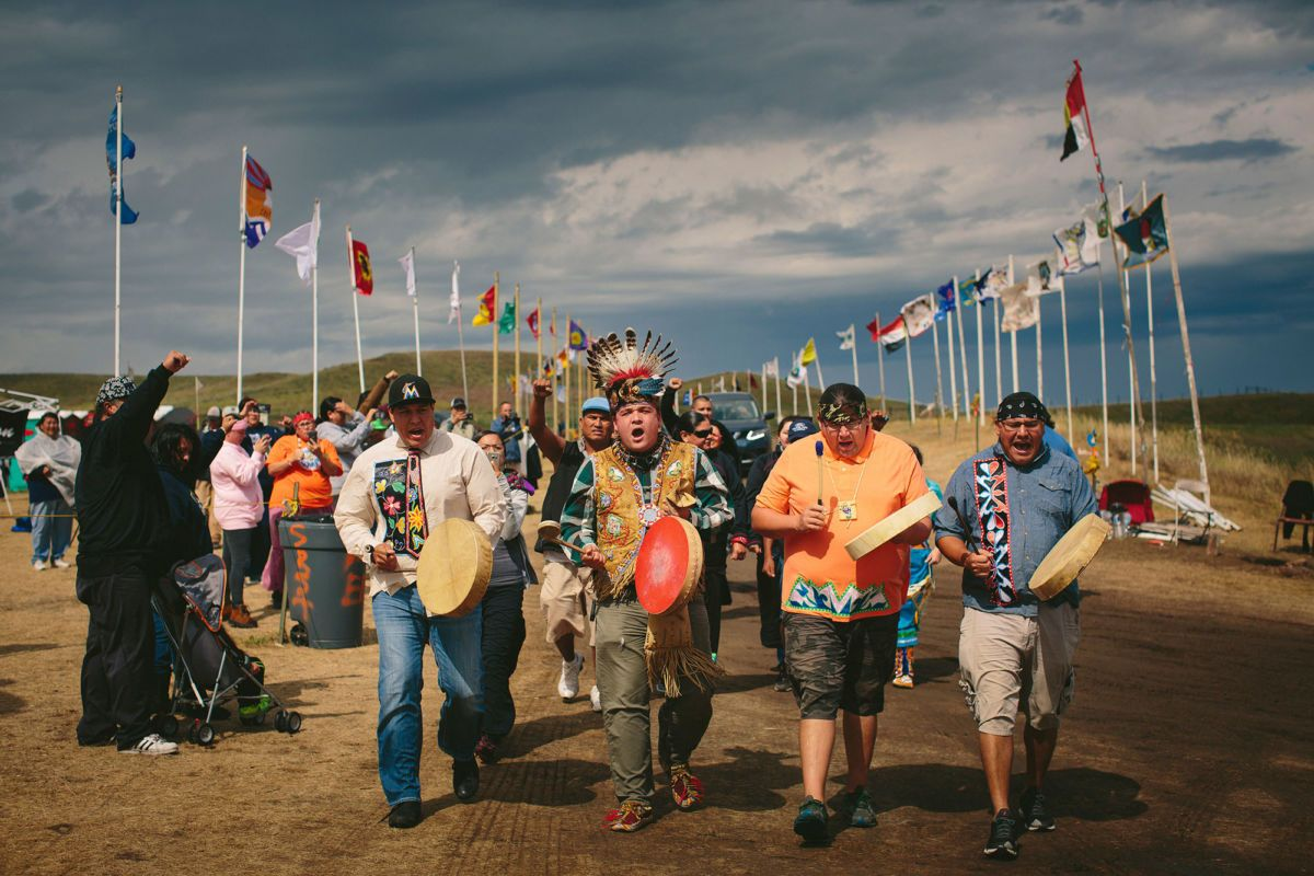так выглядит демонстрация протеста против строительства нефтепровода Dakota Access возле индейской резервации Стэндинг-Рок.