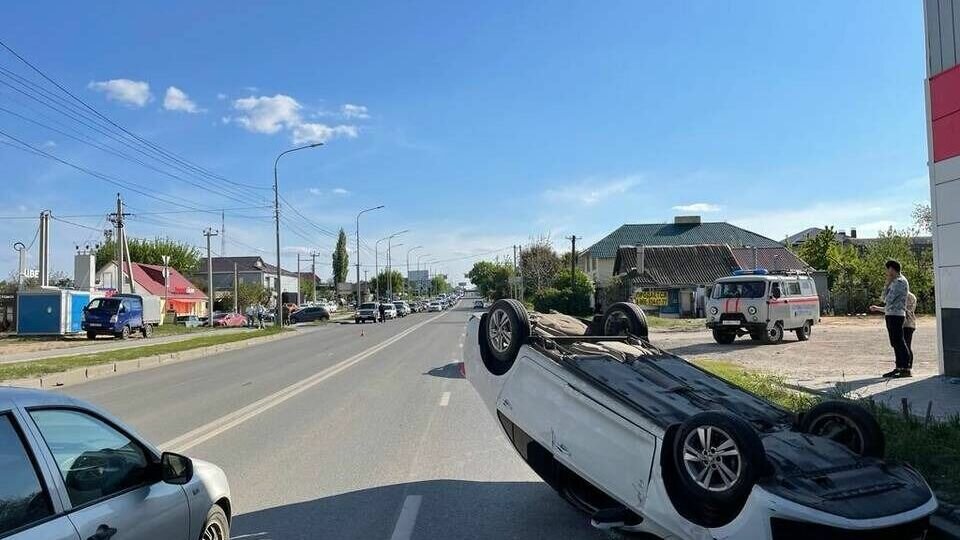     В Краснооктябрьском районе Волгограда седан перевернулся на крышу после столкновения с кроссовером, сообщает региональное ГУ МВД. Водитель опрокинувшегося автомобиля после аварии попал в больницу.