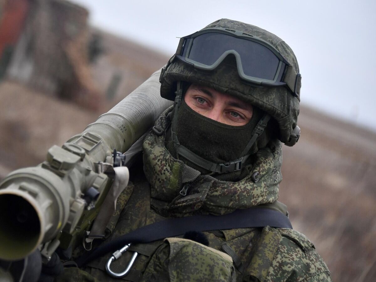    Боец противовоздушной обороны воздушно-десантных войск РФ с переносным зенитным ракетным комплексом© РИА Новости / Евгений Биятов