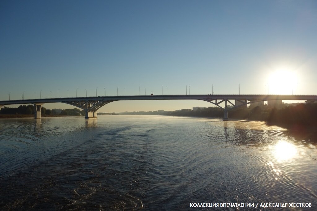 Автодорожный мост через Волгу в Дубне. Фото из книги "Круиз Москва - Петербург. Коллекция впечатлений"