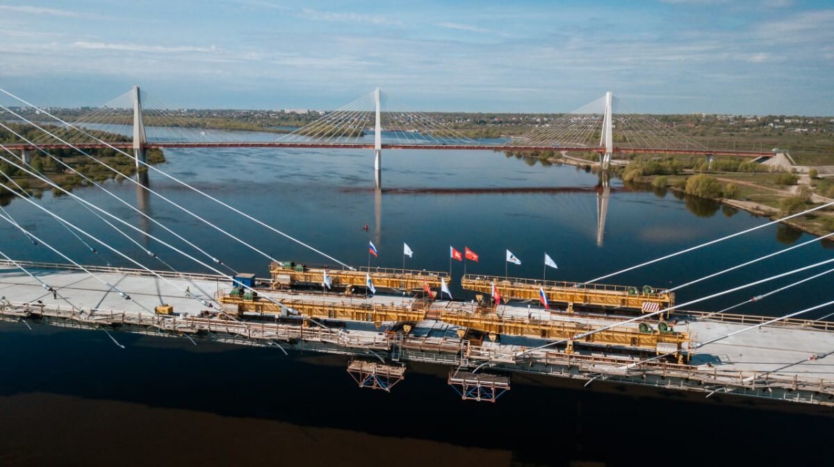    Там замкнули центральный русловой пролет моста через реку Оку в районе Мурома Анастасия Красушкина