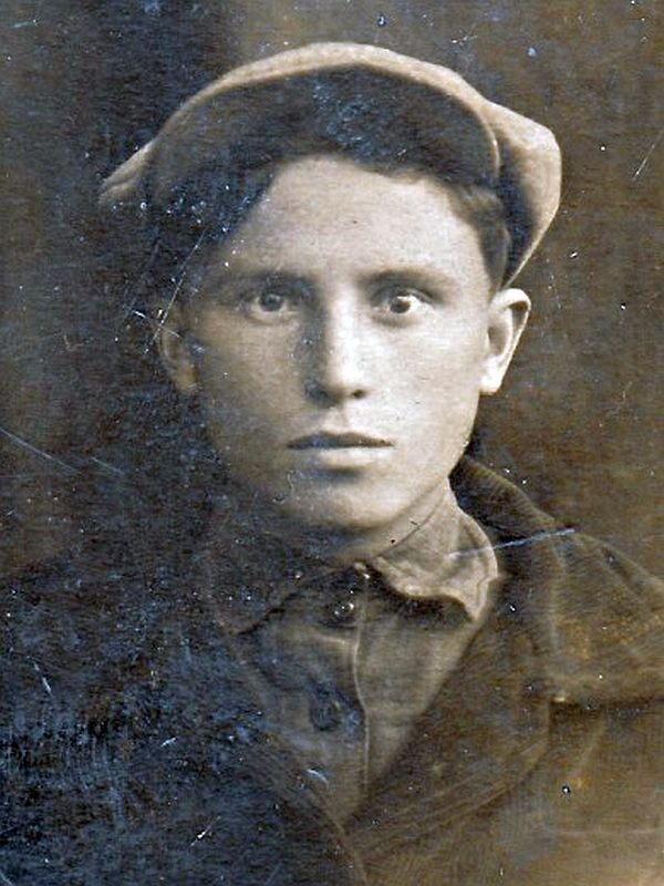 С приближением каждого Дня Победы приходит все более ясное понимание, что неумолимый ход времени отдаляет и отдаляет нас от событий самой страшной войны, которую пережило человечество. 
Судьбы многих бойцов, сгинувших в горниле войны в первые, самые трудные месяцы сражений, остаются невыясненными в полной мере, хотя родственники не оставляют надежды найти хоть какие-то сведения, проливающие свет на обстоятельства гибели своих близких, а поисковики не прекращают своей благородной миссии для того, чтобы имена, отдавших свои жизни за нашу свободу и мирную жизнь героев, не были забыты.

Гибель солдат в первые годы лихолетья с чувством тревоги за дальнейшую судьбу Родины и родных столь же трагична, как в последние дни войны, когда до долгожданной победы оставались считанные часы. Показательны в этом отношении судьбы двух ашхабадцев, наших земляков.

После окончания ускоренной программы подготовки в Ашхабадском военно-пехотном училище Леонид Григорьевич Камахин прибыл на фронт в октябре 1942 г. в звании младшего лейтенанта, и сразу попал в горнило самого напряжённого кульминационного периода Туапсинской наступательно-оборонительной операции на северо-восточных подступах к Туапсе, с 13 октября до 6 ноября 1942 г.

Очевидцы вспоминали, что той осенью горные хребты в окрестностях города были в дыму от постоянных разрывов снарядов, за что битву назвали Апшеронским Сталинградом. Согласно архивным справкам, войсковые части 383 стрелковой дивизии, где воевал командир миномётного взвода 694 стрелкового полка 383 стрелковой дивизии Черноморской группы войск Закавказского фронта Камахин, отражали контратаки врага и вели наступательные бои с 25 октября вплоть до 20 ноября, когда Гойтхская группировка противника была полностью блокирована. Бои шли за Перевальный, Гойтхский перевал и Безымянную высоту (394,7 м).

Сухие скудные архивные сведения красноречивы: «5 ноября отдельные части 408 стрелковой дивизии соединились с войсками 383 дивизии, куда в тыл наших частей на юго-западном склоне горы Семашхо просочились две роты противника. Гитлеровцы были атакованы и отступили. …На следующий день противник двумя батальонами при поддержке минометных батарей начал наступление на хутор Перевальный, где трижды атаковал боевые порядки 696 полка 383 стрелковой дивизии в районе Гойтхского перевала и разъезда. Гаубичный дивизион и минометная батарея полка силой огня своих орудий остановили противника, который одновременно обходил высоту 394,7 м, или Безымянную. …7-8 ноября фашисты проводили в день до четырёх атак, которые в районе отражались силами 694 и 696 стрелковых полков 383 дивизии, позднее первый полк попал в окружение, откуда живыми вышла только часть личного состава. Тем временем советские воины дважды пытались выбить противника из горной крепости Каратянского хребта на господствующей высоте, имеющего крутые юго-западные склоны, изобилующими водопадами и порогами мощного ручья. На подступах потери были значительными, а небольшую группу, которой удалось выскочить на гребень, ждала смертельная рукопашная схватка с гитлеровскими альпинистами-гренадерами. В итоге ценой своей жизни бойцы уничтожили взвод альпийских стрелков».

Солдаты краснознамённых дивизий стояли здесь насмерть, но следует понимать, что против них на Кавказе действовали специально обученные горнострелковые подразделения немецкой дивизии вермахта СС, так называемые «эдельвейсы». Советские же солдаты в своём большинстве были вчерашними мальчишками, не имеющие боевого опыта и соответствующего альпинистского навыка. Они сражались геройски, были готовы сделать всё возможное и невозможное в крайне тяжелых природных, погодных и боевых условиях, где было трудно не только вести боевые действия, но и спускать по размытым горным тропам раненых, а вверх доставлять боеприпасы и продовольствие, а также …просто остаться в живых. В память о героизме защитников Кавказа в Карачаево-Черкессии установлен памятник, в Краснодарском крае России открыт историко-краеведческий музей обороны Туапсе. К противостоянию с «эдельвейсами» относят слова песни Высоцкого: «Отставить разговоры, вперед и вверх, а там… ведь это наши горы, они помогут нам!».

Близким лейтенанта Камахина удалось частично прояснить его судьбу. В ходе переписки с архивами, которая длилась с 1965 по 2016 гг., выяснилочь, что ещё 6 ноября он оборонял и водил своих бойцов в бой в районе Гойхского перевала на высоте 415 м, которую противник атаковал при поддержке бомбардировщиков штурмовой авиации. О его последних днях сообщил политрук его части, прислав в Ашхабад почтовую карточку: «Уважаемая Наталья Тимофеевна, ваш муж был с нами, вел себя геройски. Однажды он с группой бойцов попал в окружение к немцам, но не потерял духа: десять дней бился и все-таки пробился к нам. Шестого ноября водил в наступление бойцов, в том бою его тяжело ранило. Последний раз мы видели его утром 7 ноября на руках у санитаров. Мы попрощались с боевым товарищем. Его унесли в санчасть. На второй день мы узнали, что Леонид умер и похоронен на одной из горных вершин». Других сведений о судьбе лейтенанта не сохранилось. 