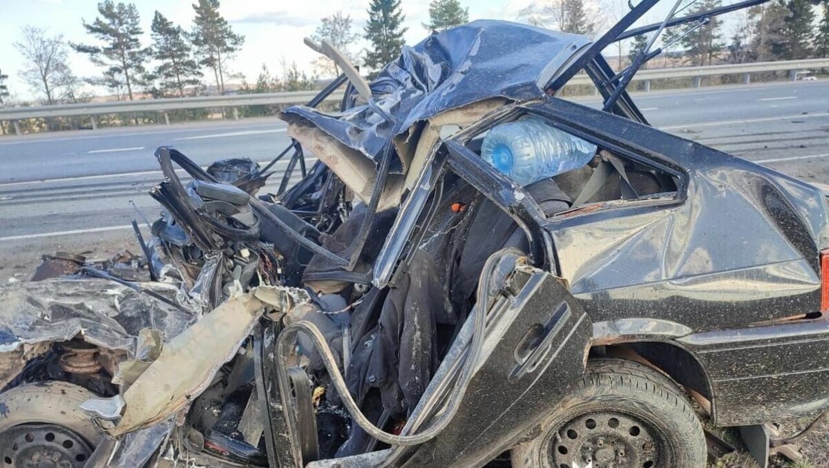     Смертельное ДТП произошло накануне около 16 часов 25 минут на 31 километре автомобильной дороги «Подъезд к городам Ижевск и Пермь от автодороги М-7 Волга» в Алнашском районе Удмуртии. В результате лобового столкновения с грузовиком погибла женщина 1972 года рождения.