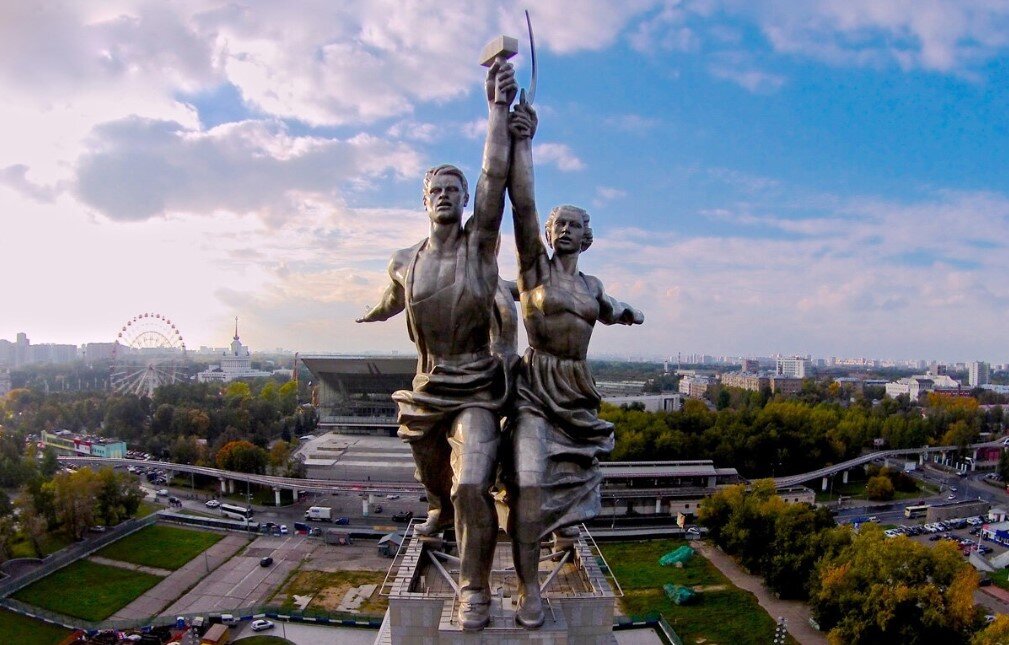 «Рабочий и колхозница» — две фигуры работы Веры Мухиной