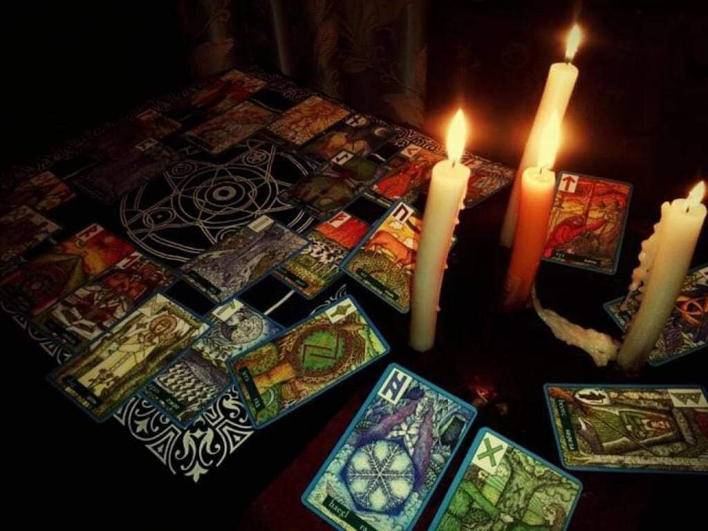 атрибуты таролога. магия таро. гадальные атрибуты. гадалка таро. таро и свечи.