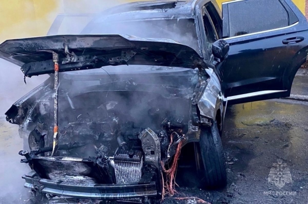    В Североморске тушили дорогую иномарку