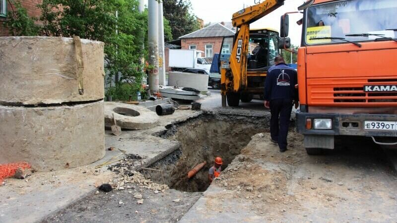     Власти Ростова объяснили, почему не был закрыт коллектор, в котором утонула пожилая учительница, об этом рассказал исполняющий обязанности главы горадминистрации Юрий Овчинников.