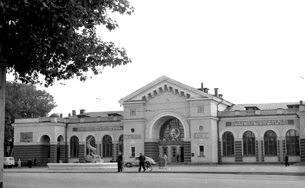 Вокзал в Конотопе, построенный в 1954 взамен разбомбленного во время войны. Плафон центрального зала был расписан видами Москвы и Киева.