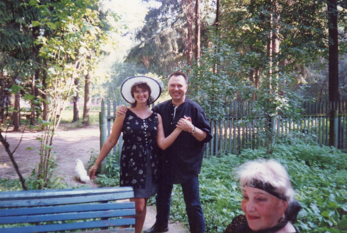 Д.о. "Покровское, 1-я дача. Вячеслав Михайлович, я, Беркович и кошка Бэська на заднем плане. Середина 90-х.