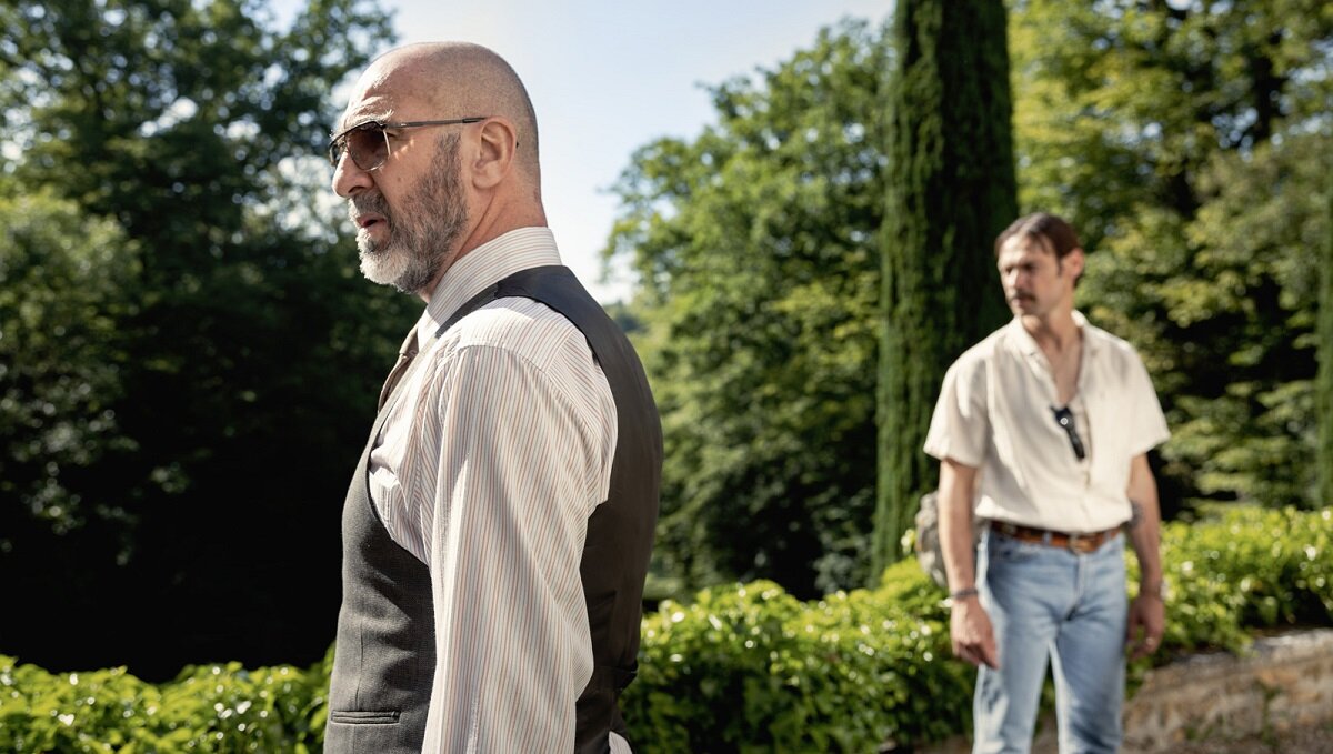 - А вы думаете, нам, боссам мафии, легко?  Да чтобы одних садовников в своем поместье прокормить, нам каждый месяц надо по банку грабить! 