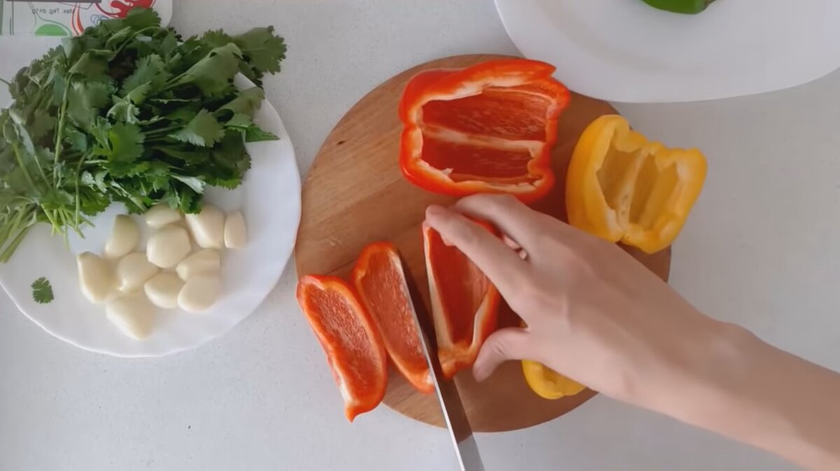 Летом готовлю обычно двойную порцию,потому что закуска очень вкусная:  помидоры 