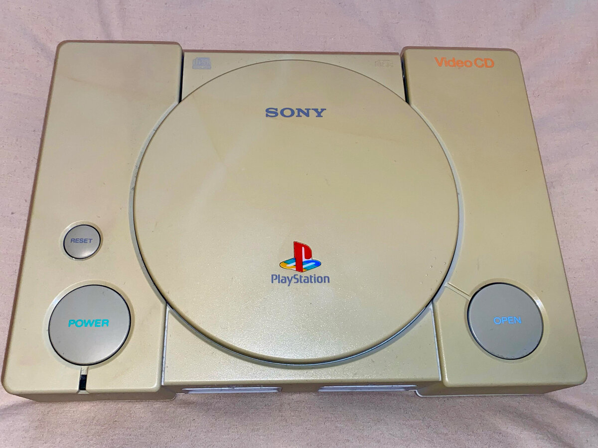 «Тушка» PlayStation Video CD. Уже пожелтела. Фото взято с сайта Reddit - https://www.reddit.com/r/psx/comments/tbadjh/vcd_playstation_1_only_1000_made_needs_the_uv/