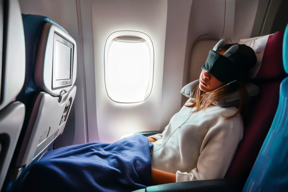 Sleep flight. Плед в самолете. Девушка в самолете. Путешествие на самолете. Спать в самолете.