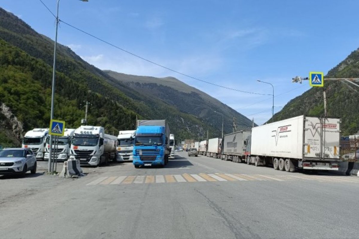    Пробки на границе с Грузией создают большегрузы, а не легковые автомобили